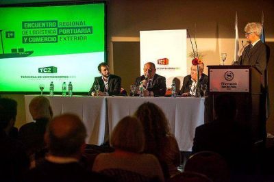 �Necesitamos un puerto multiprop�sito, que d� entrada y salida al comercio exterior�