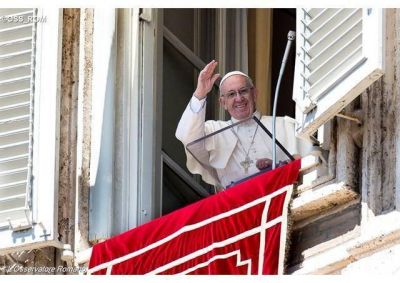 �ngelus del Papa: Ser capaces de gestos gratuitos de acogida