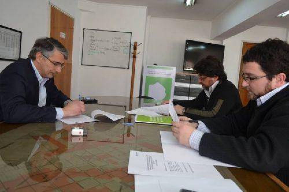 Puglelli firm� convenio para construir un Play�n Deportivo