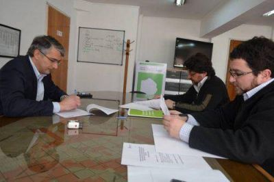 Puglelli firm� convenio para construir un Play�n Deportivo