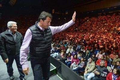 Massa no quiere caerse otra vez en la grieta y pega para ambos lados, a los K y a los Pro
