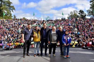 Moyanistas platenses muestran apoyo a Garro durante festejos del D�a del Ni�o