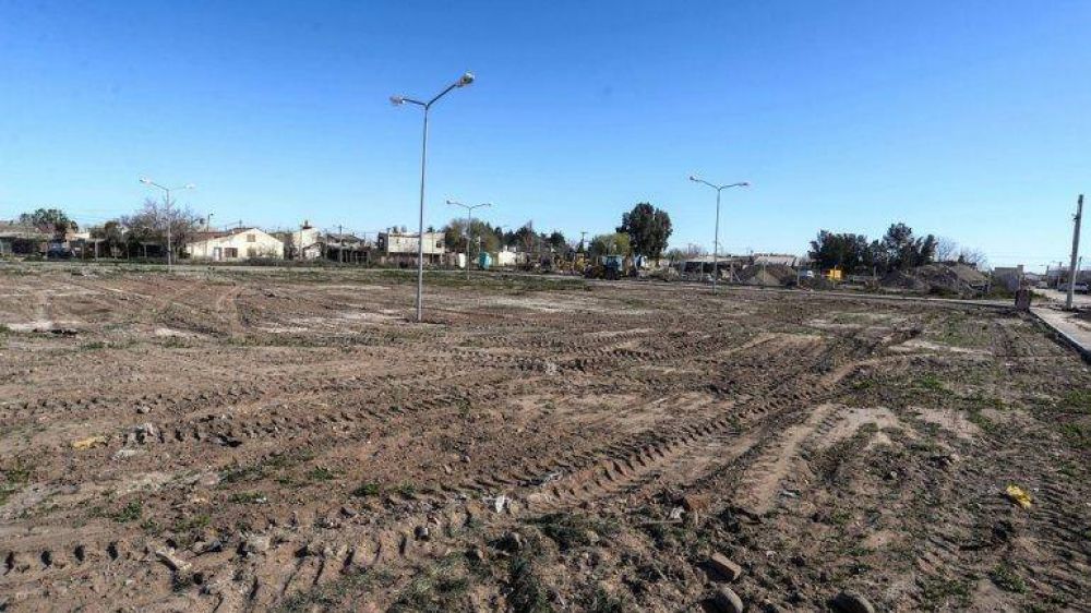 El enorme basural ya va tomando forma de plaza