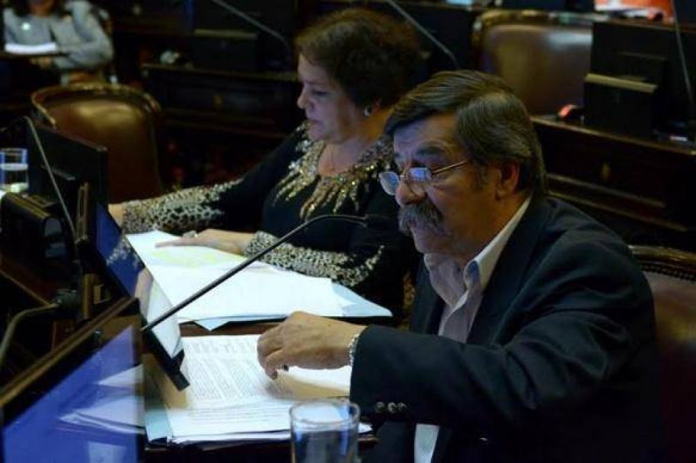 Senador Mart�nez a favor de una nueva Ley de Tarjetas