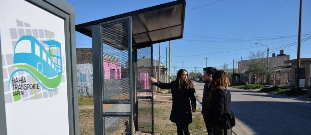 Se presentaron los nuevos refugios para paradas de micros