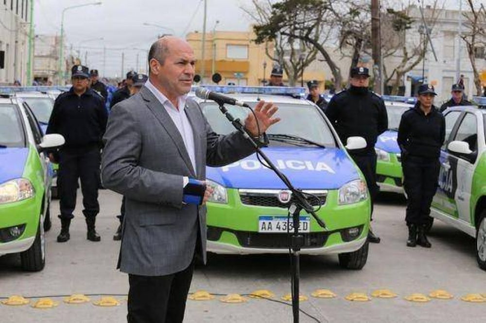 Compr� patrulleros para la bonaerense con fondos propios y apunt� a Vidal por la falta de ayuda