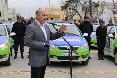 Compr� patrulleros para la bonaerense con fondos propios y apunt� a Vidal por la falta de ayuda