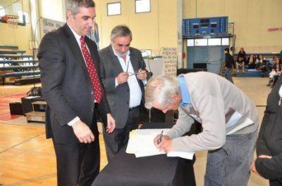 En la continuidad de pol�tica de Estado entregaron m�s de 300 escrituras en Trenque Lauquen