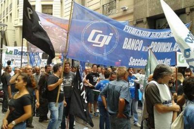Trabajadores le apuntan a Curutchet y denuncian que orienta al Banco Provincia 