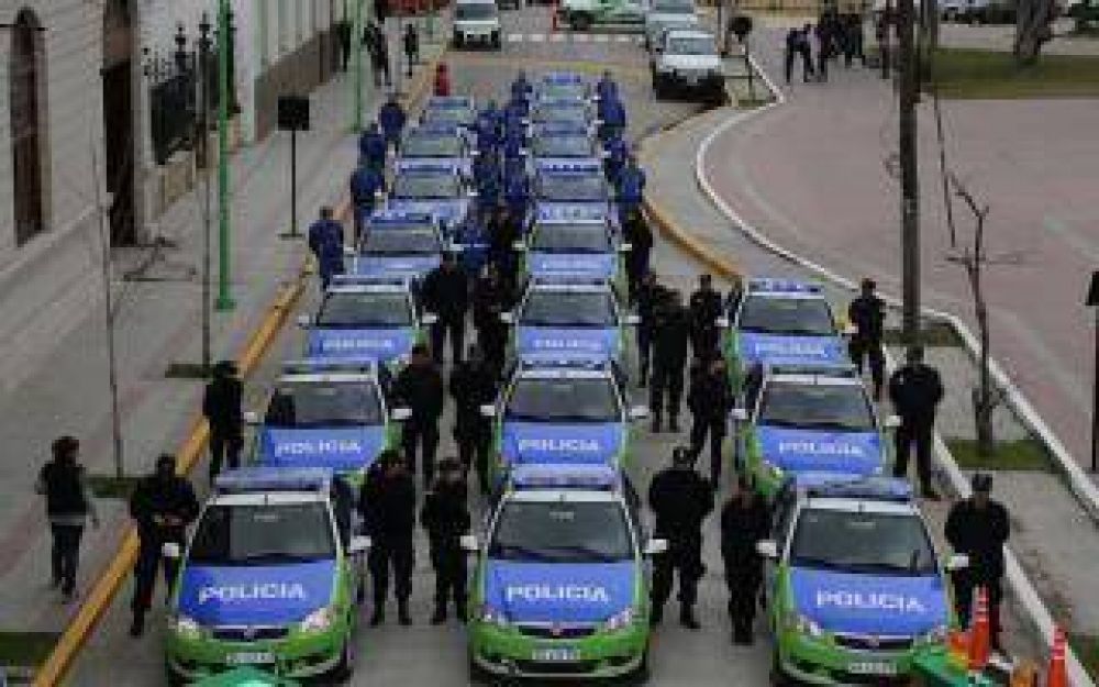Secco compr� 10 patrulleros con fondos propios
