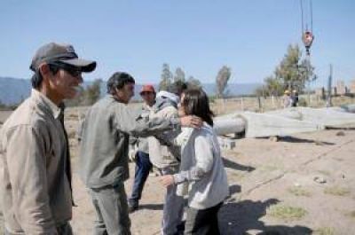 La Gobernadora recorri� las obras de la l�nea el�ctrica en Divisaderos