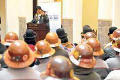 Evo se reuni� con los mineros estatales