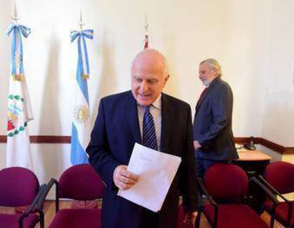 Un gobernador en busca de apoyos