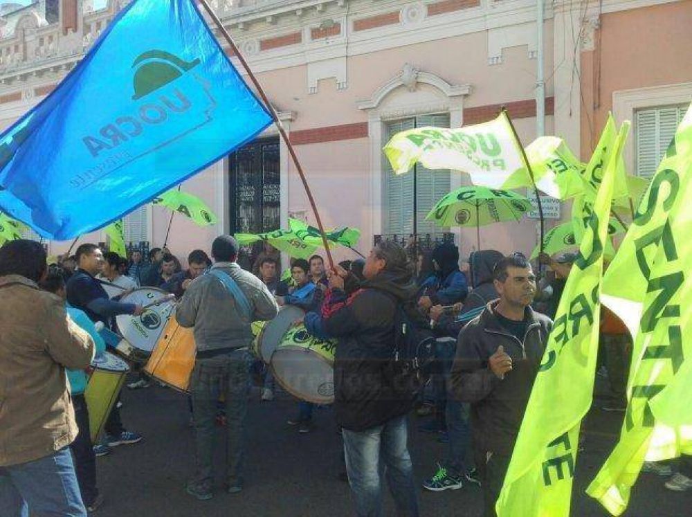 Delegados de Uocra cortaron calle Andr�s Pazos en el marco de una asamblea de delegados