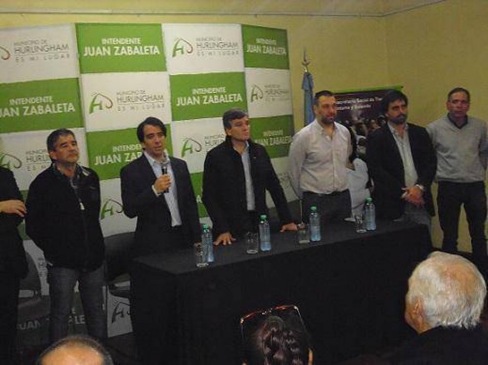 Provincia y Municipio entregaron escrituras a vecinos en Villa Tesei