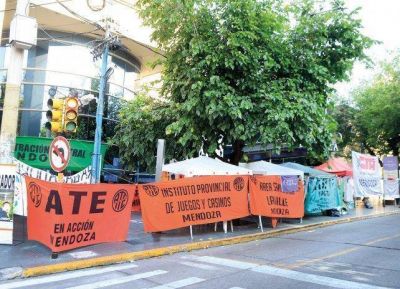 Crece y se calienta el debate por los empleados del Instituto de Casinos