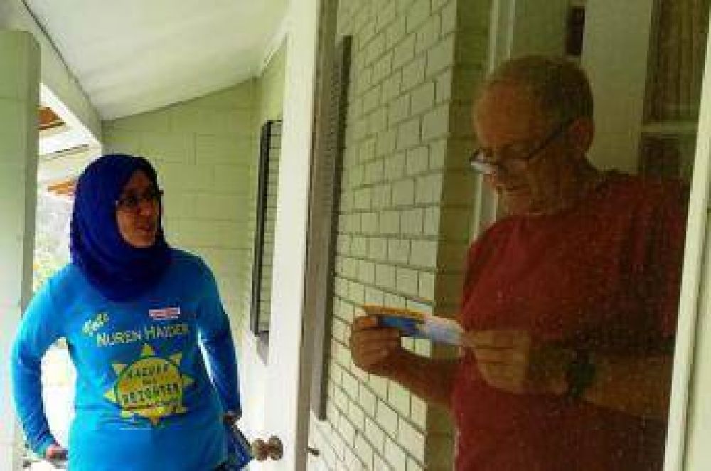 Candidata musulmana de Orlando desafa la islamofobia puerta a puerta