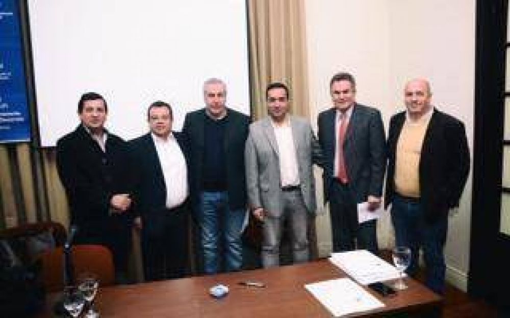 Castelli firm� un Convenio de Cooperaci�n con el Ministerio de Interior