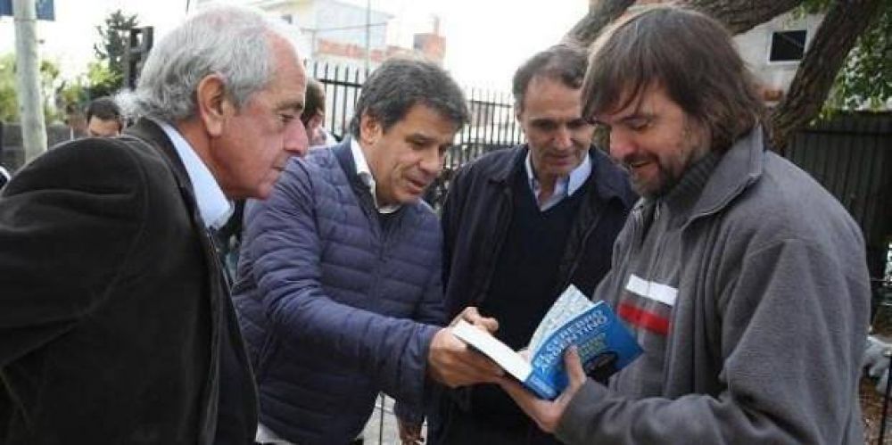 Un Intendente, el Presidente de un club y un reconocido neurocientfico visitaron al Padre Pepe en La Carcova
