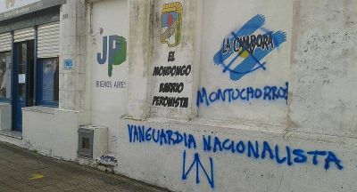 Denuncian pintadas nazis en unidad b�sica de La C�mpora en barrio