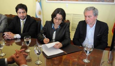 Firman convenio para obras h�dricas