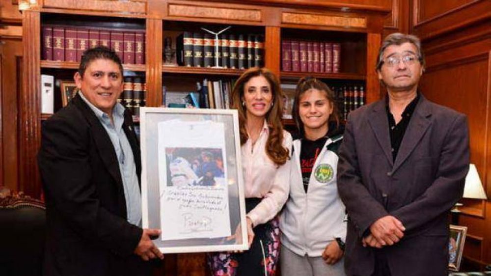 La gobernadora recibi� un regalo enviado por Pareto