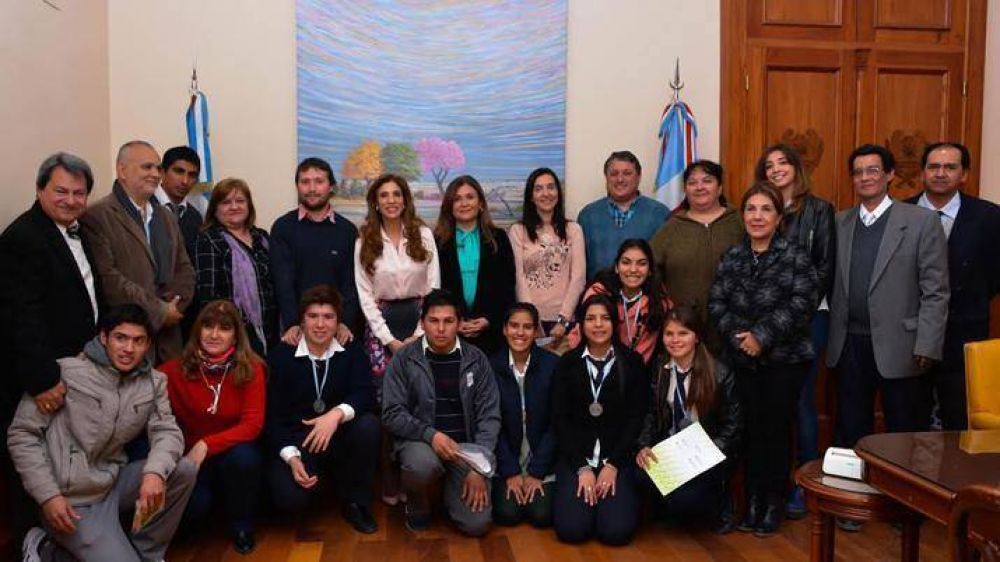 La Gobernadora con alumnos que participaron de la 3 Feria Internacional