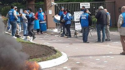 Trabajadores bloquearon los ingresos al Club 