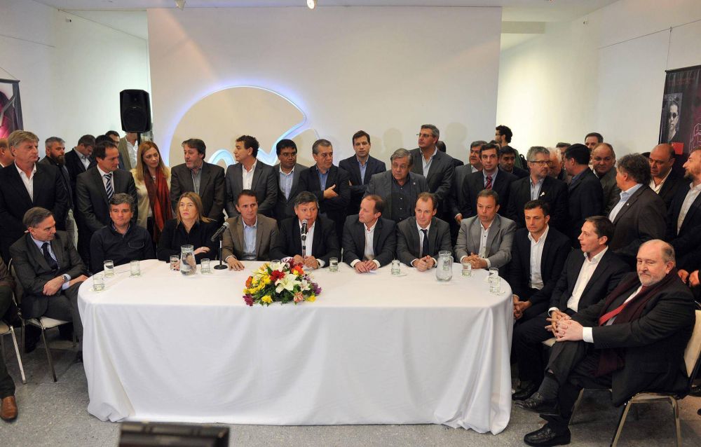 Bordet particip� de una reuni�n en Buenos Aires con dirigente del PJ e inst� a trabajar para que �el peronismo vuelva a tener la confianza del pueblo�