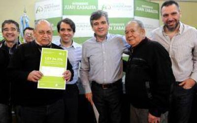 Hurlingham: Zabaleta entreg� escrituras de viviendas a 100 familias