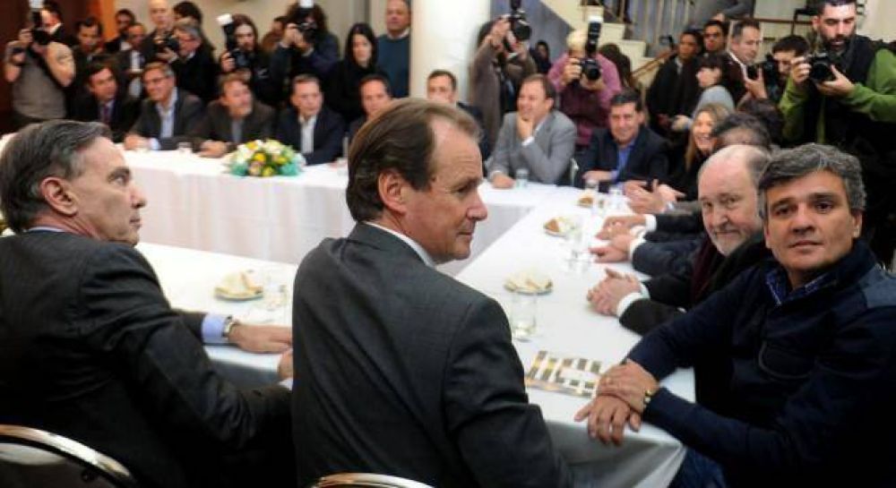 Los intendentes del Grupo Esmeralda rechazaron ser la �pata peronista� de Macri