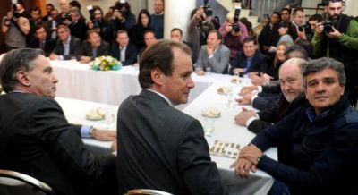 Los intendentes del Grupo Esmeralda rechazaron ser la �pata peronista� de Macri