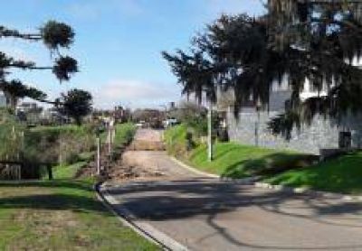 Reparan el nuevo Boulevard para evitar filtraciones y deterioro en calle Per�n