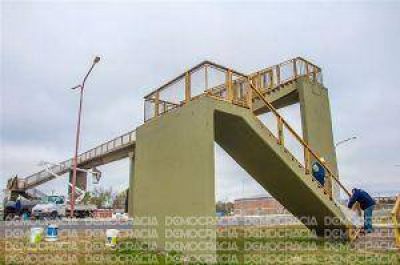 Limpian y pintan el puente de avenida Circunvalaci�n