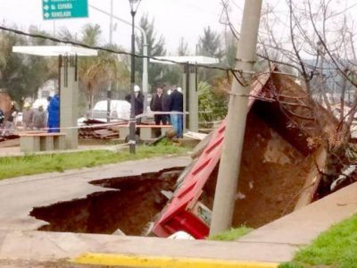 Colaps� ca�o cloacal y cay� un cami�n