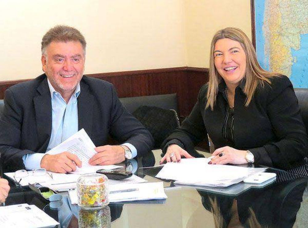 Bertone firm con Nacin convenios para construir viviendas