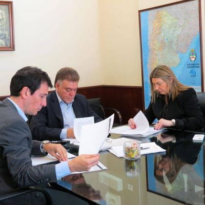 Bertone firm� con Naci�n convenios para la construcci�n de 159 viviendas