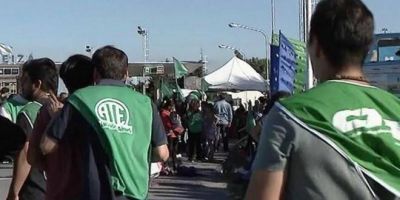 Trabajadores de la salud montan una carpa blanca en el Obelisco