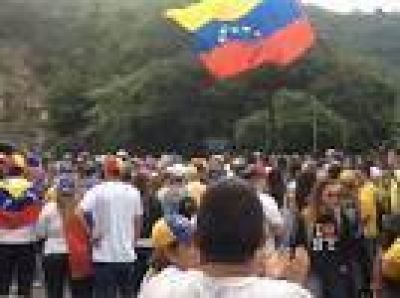 Pese a los bloqueos del chavismo, una multitud se acerca a Caracas para unirse a la marcha contra el r�gimen de Nicol�s Maduro
