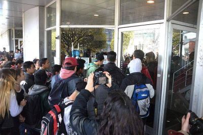 Estudiantes toman la sede del Consejo en reclamo de obras y m�s presupuesto