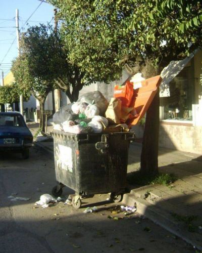 Lleno total. Contenedores de residuos al tope