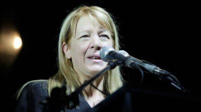 En su libro, Margarita Stolbizer asegura que Cristina Kirchner trataba a sus colaboradores como s�bditos y s�lo tomaba agua Evian