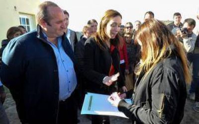 Vidal particip� de entrega de viviendas y visit� cooperativa textil en La Madrid