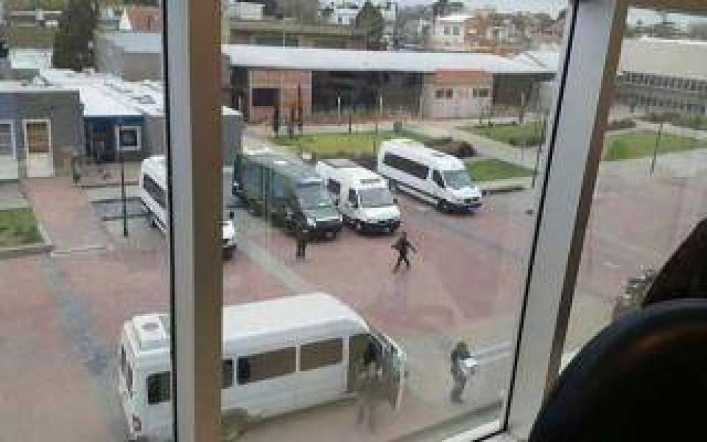 Gendarmera allan el municipio de Berazategui