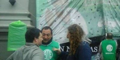 En San Nicol�s realizaron un plenario en la puerta de la Municipalidad y tildaron a Passaglia de 