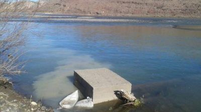 Piden que se investigue vertido de l�quidos al r�o