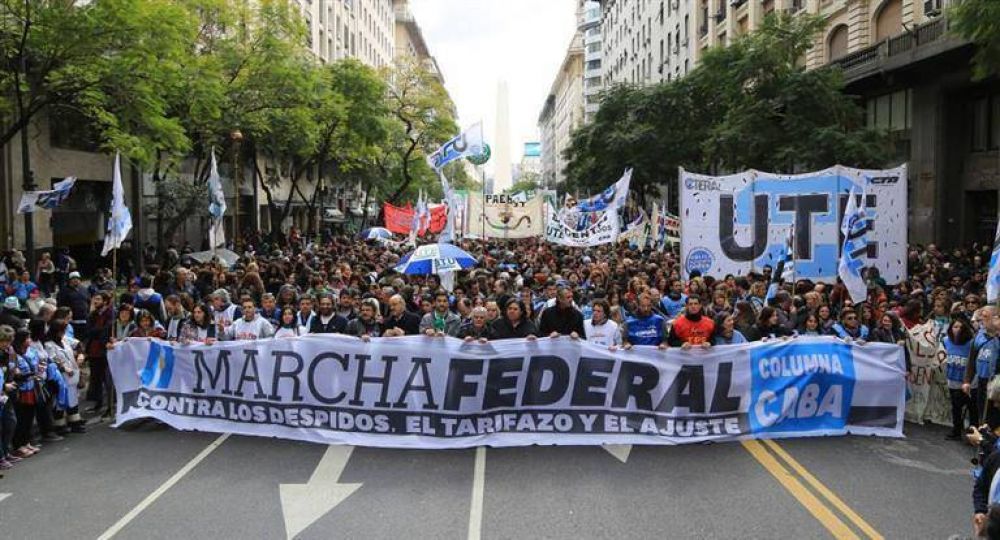 Multitudinaria Marcha Federal avanza a Plaza de Mayo contra 