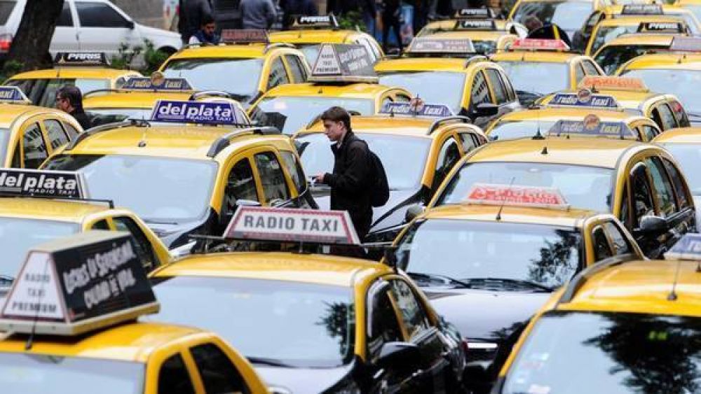 Radiotaxis en alerta: otra que Uber, ahora Taxi BA
