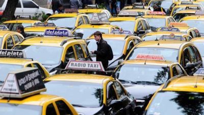 Radiotaxis en alerta: otra que Uber, ahora Taxi BA