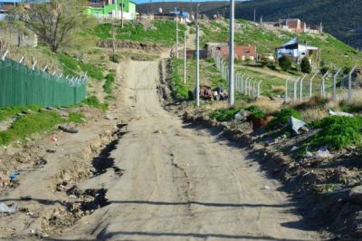 Basura y calles intransitables rodean la escuela del barrio M�ximo Ab�solo
